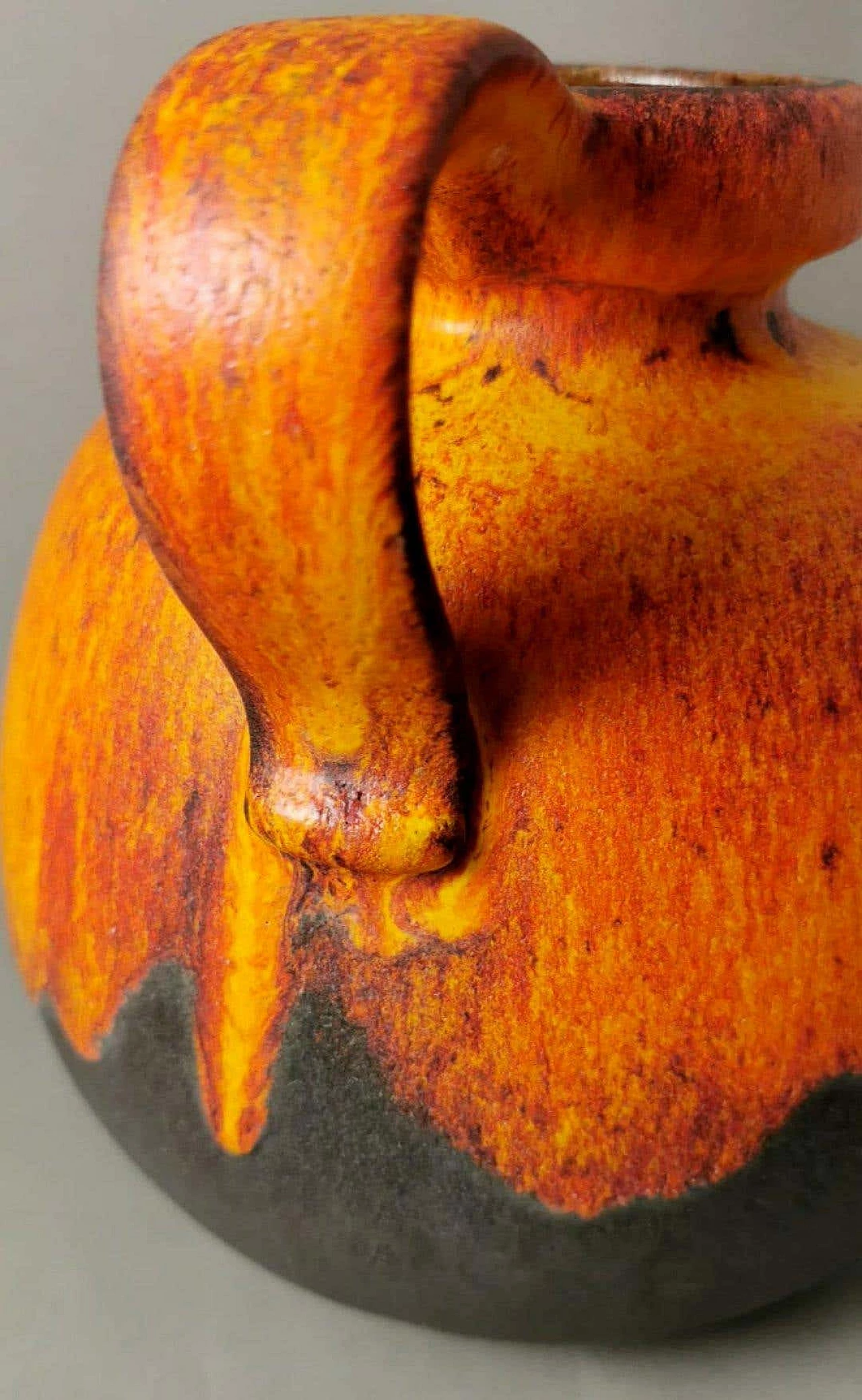 Caraffa in ceramica lava grassa con manico, anni '60 9