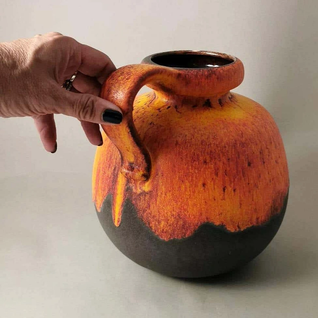Caraffa in ceramica lava grassa con manico, anni '60 13