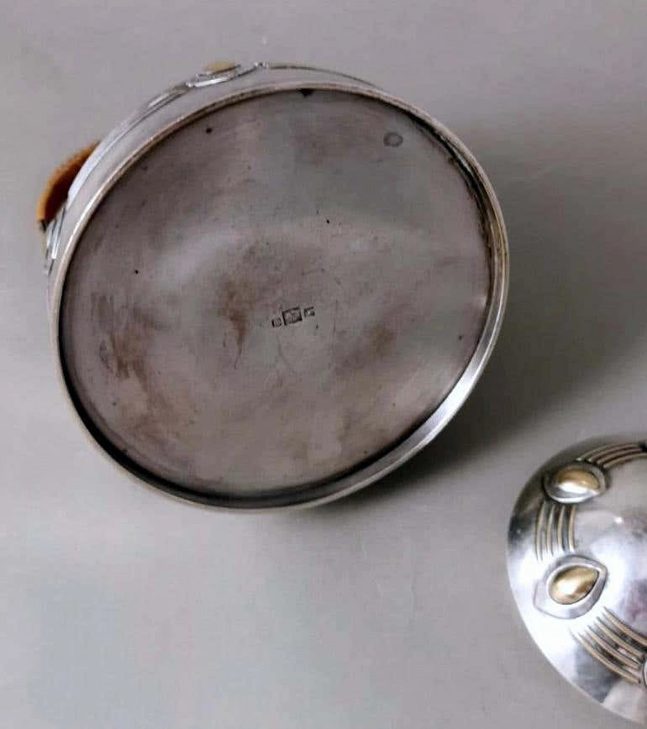 Zuccheriera in metallo argentato con manico in rafia di WMF, inizio '900 13