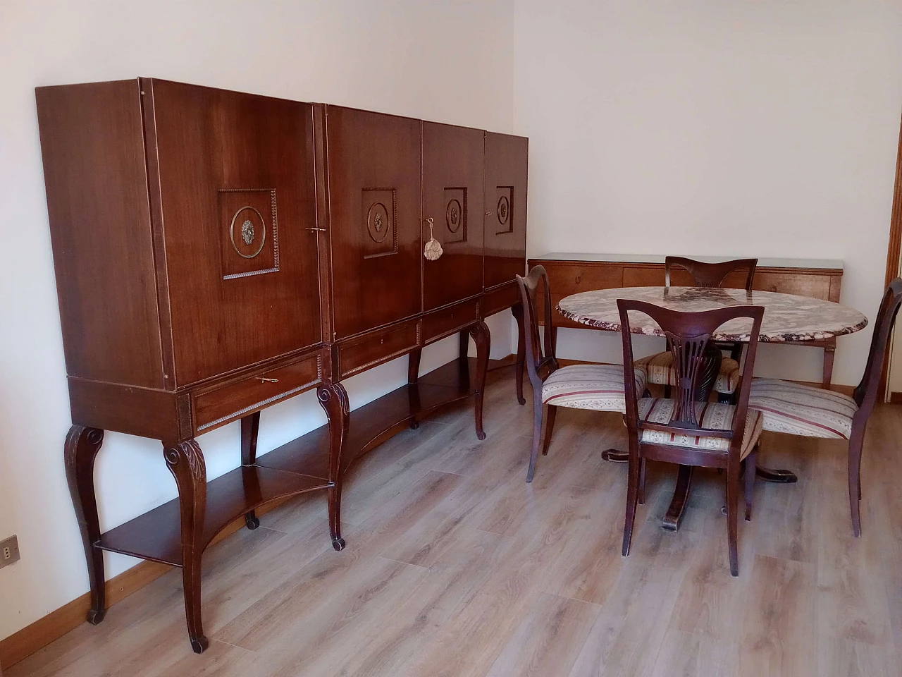 4 Sedie e tavolo rotondo in mogano e marmo Calacatta viola di Fratelli Barni Mobili d’Arte Seveso, anni '50 20