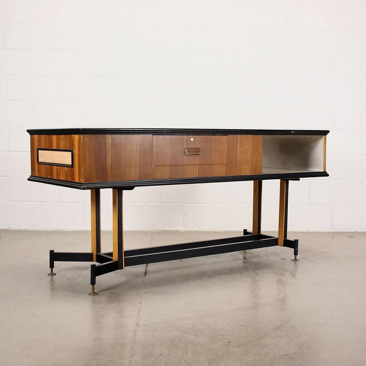 Shop counter in walnut veneer and birch-effect formica with enamelled metal base, 1960s 8