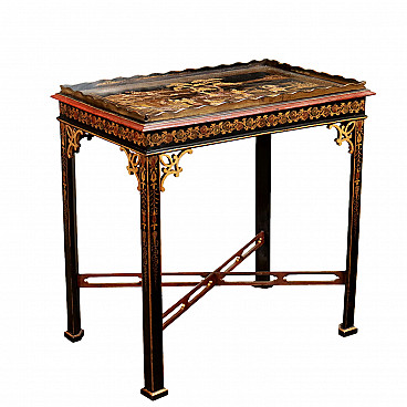 Tavolino a chinoiserie in legno laccato con piano a vassoio, metà '800