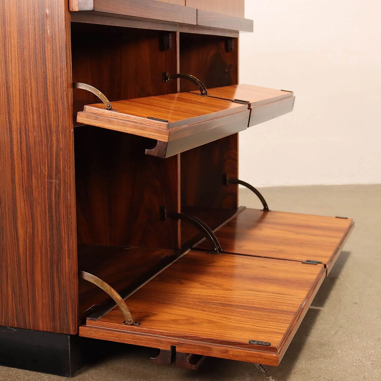 Mobile con ante a ribalta impiallacciato in legno esotico, anni '60 12
