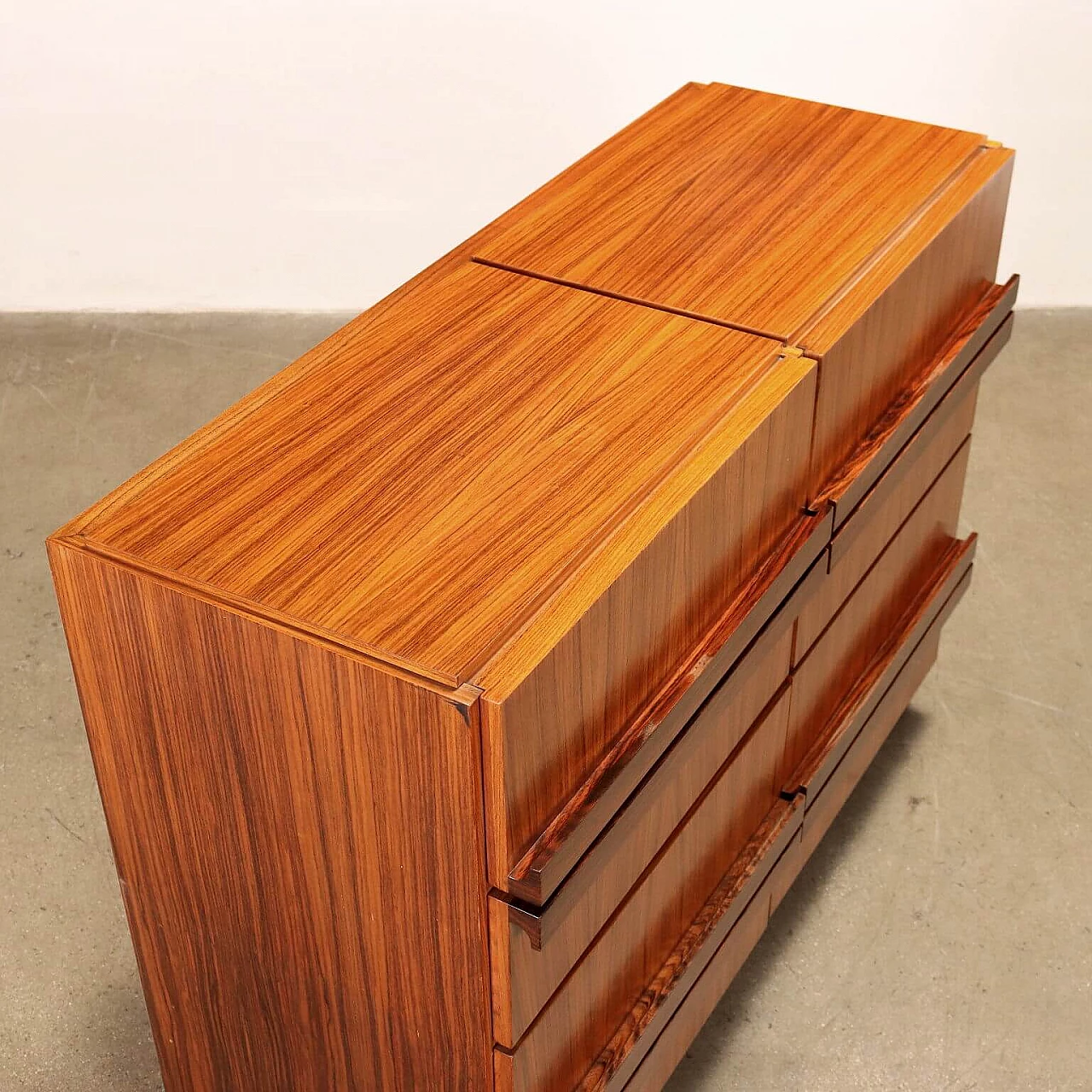 Mobile con ante a ribalta impiallacciato in legno esotico, anni '60 16