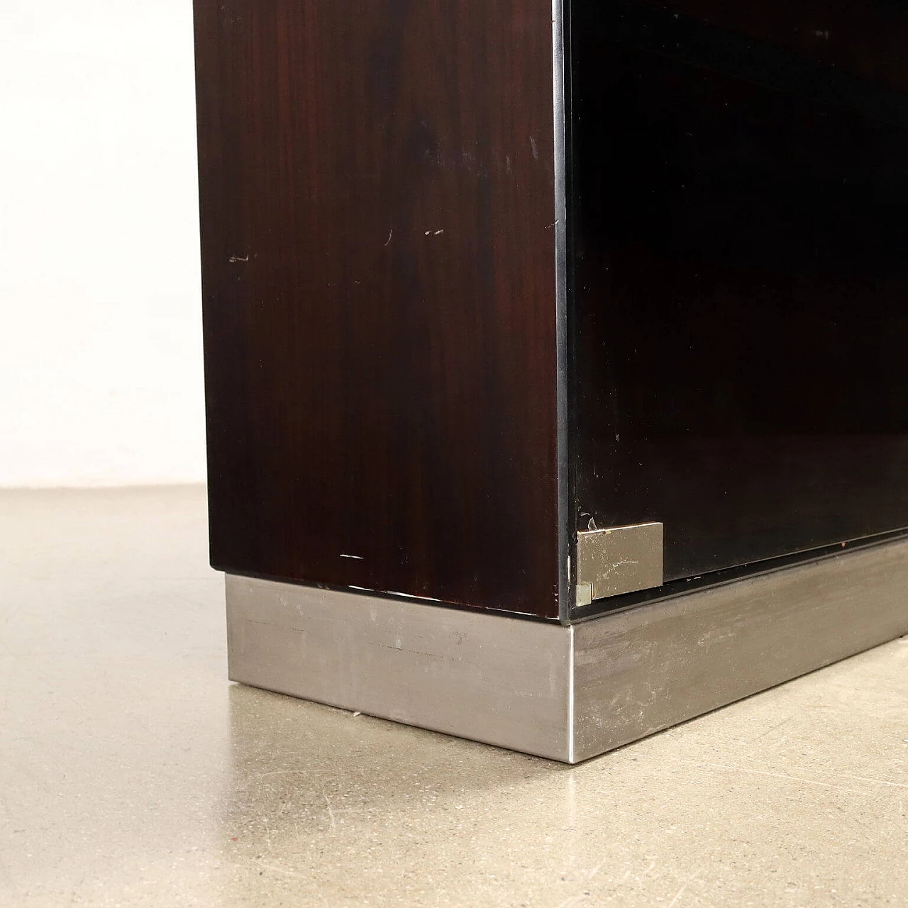 Wood, smoked glass and chromed aluminum glass cabinet, 1970s 6