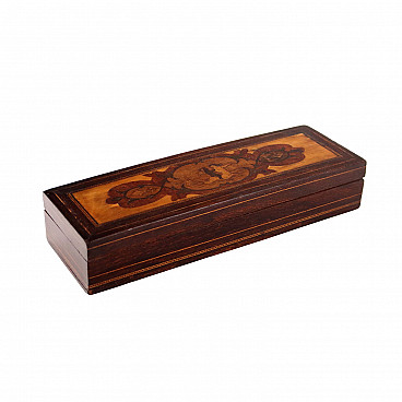 Scatola in legno con coperchio intarsiato con figure mitologiche, inizio '900
