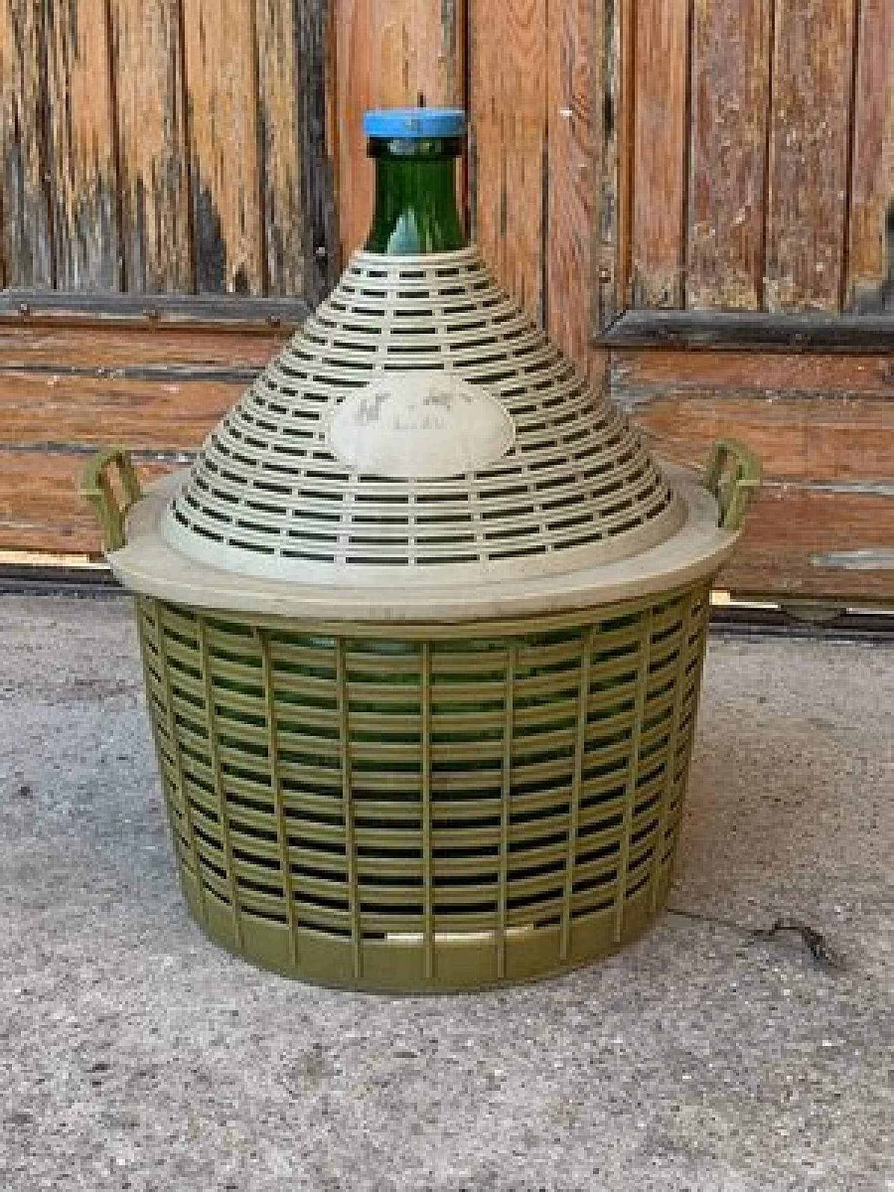 Damigiana ungherese in vetro verde con cesto in plastica, anni '50 4