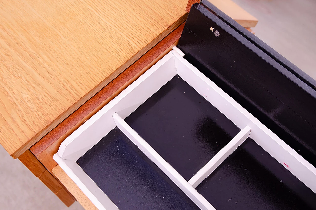 Toeletta in frassino, acero e compensato con gambe in ferro di ÚP Závody, anni '70 18