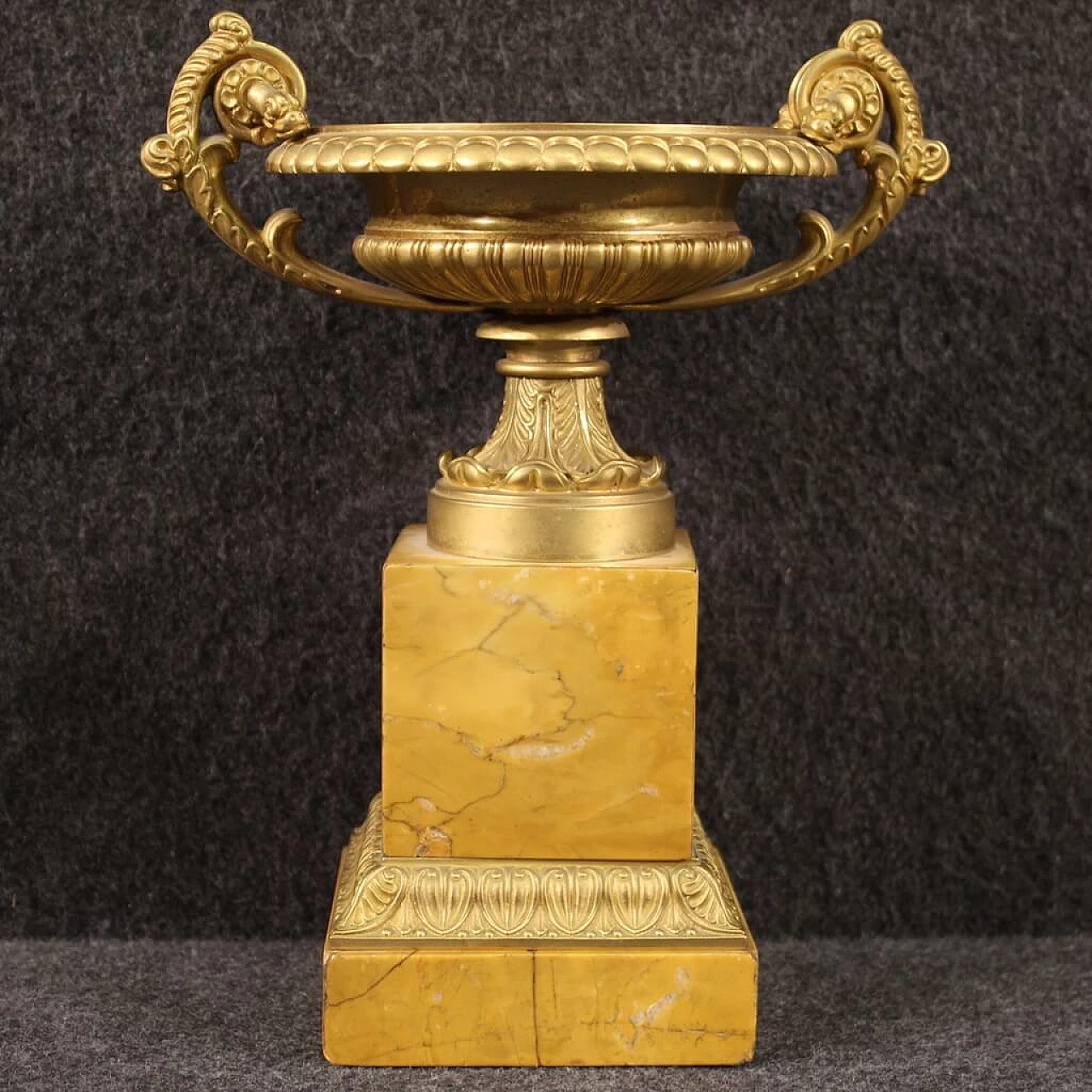 Coppia di alzate in bronzo dorato e marmo giallo, anni '30 5