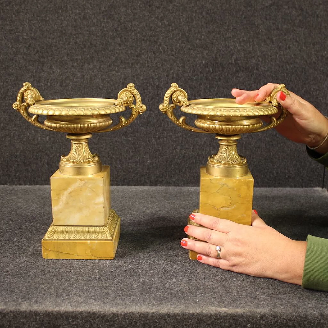 Coppia di alzate in bronzo dorato e marmo giallo, anni '30 7