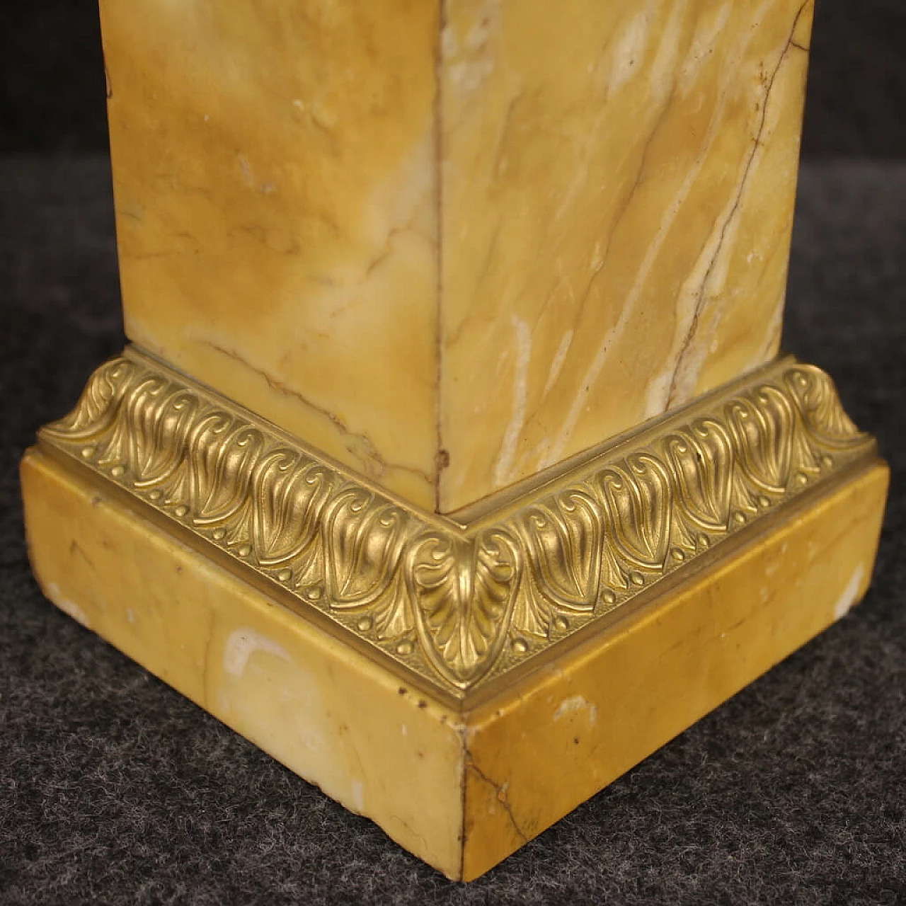 Coppia di alzate in bronzo dorato e marmo giallo, anni '30 10
