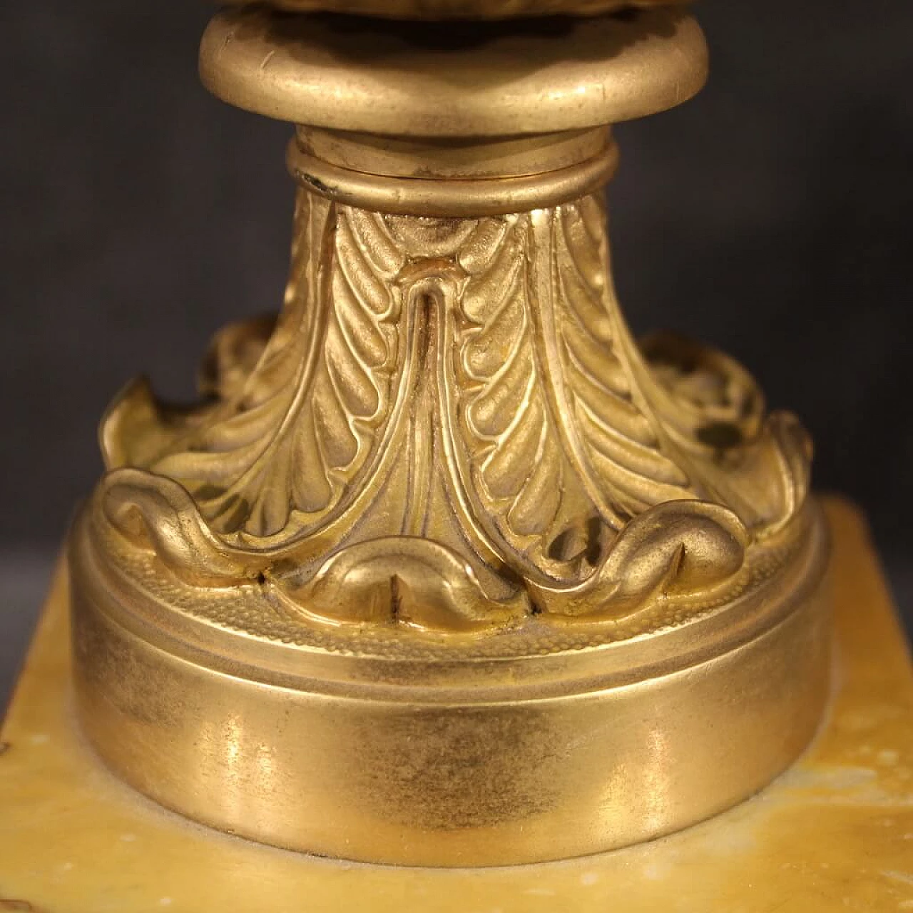 Coppia di alzate in bronzo dorato e marmo giallo, anni '30 11