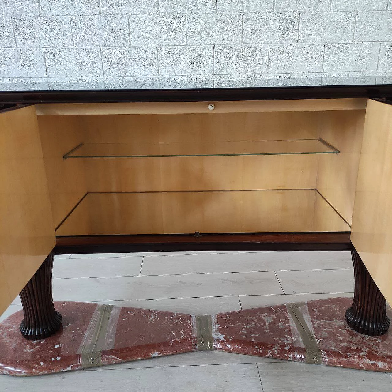 Credenza in legno con base in marmo rosso Francia di Vittorio Dassi, anni '50 12