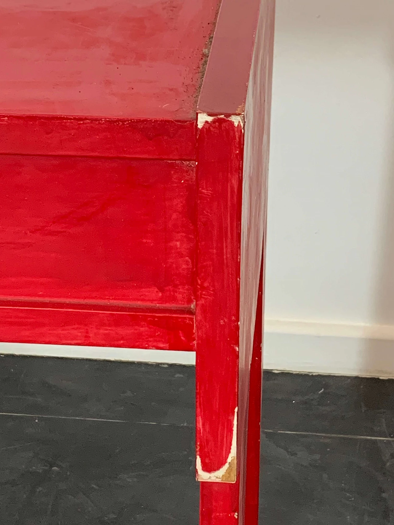Scrittoio laccato rosso con cassetto e vano a giorno, anni '50 13