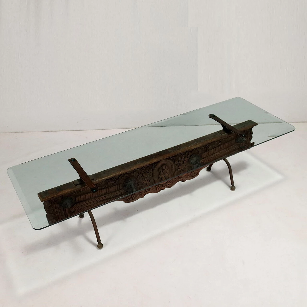 Tavolino con base intagliata antica e piano in cristallo 9