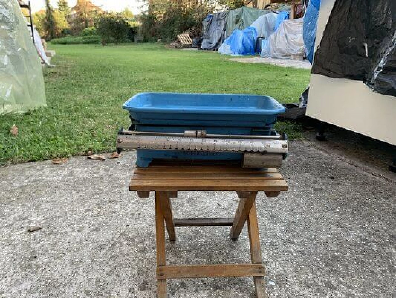 Bilancia da cucina ungherese in metallo azzurro, anni '50 1