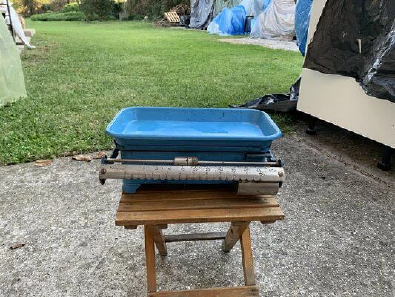 Bilancia da cucina ungherese in metallo azzurro, anni '50 6