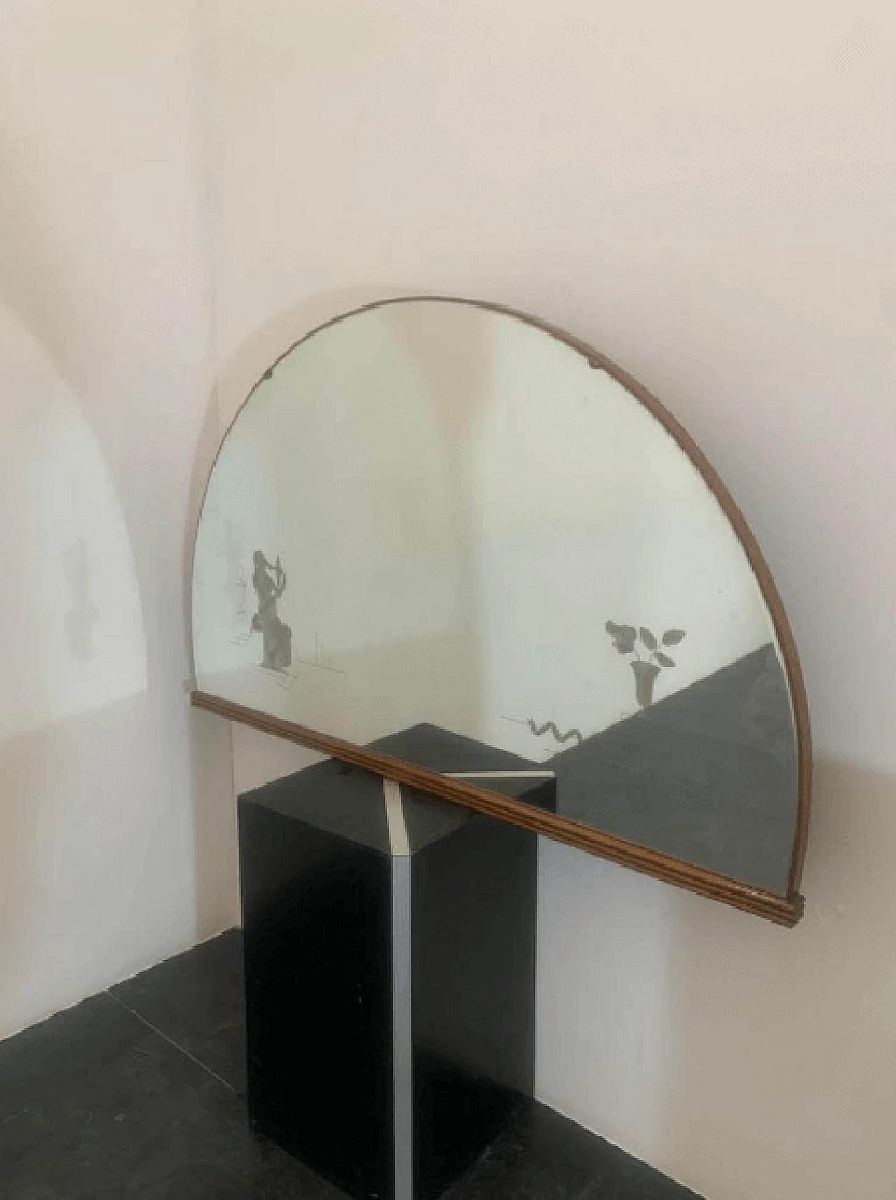 Specchio a mezzaluna in noce con vetro decorato, anni '40 5