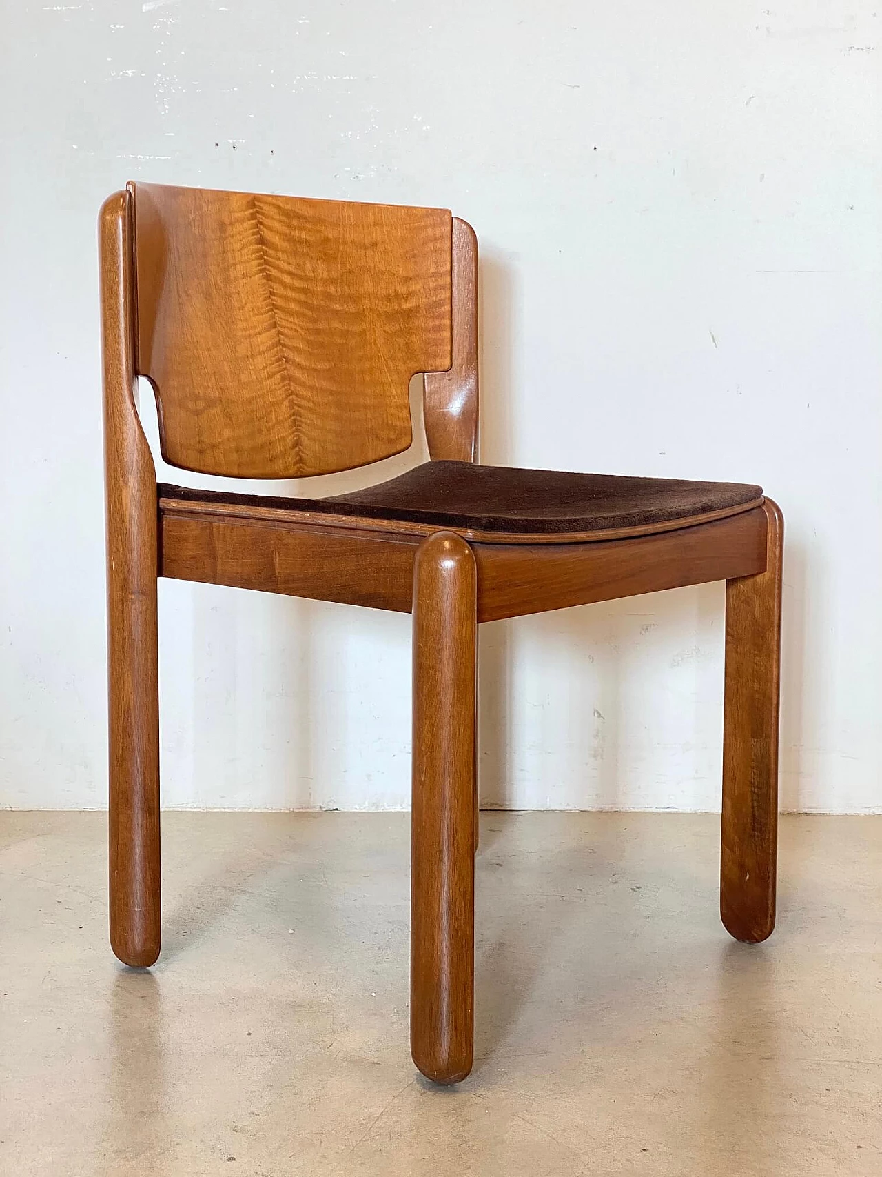 4 Chairs 122 in walnut by Vico Magistretti for Cassina, 1960s 12