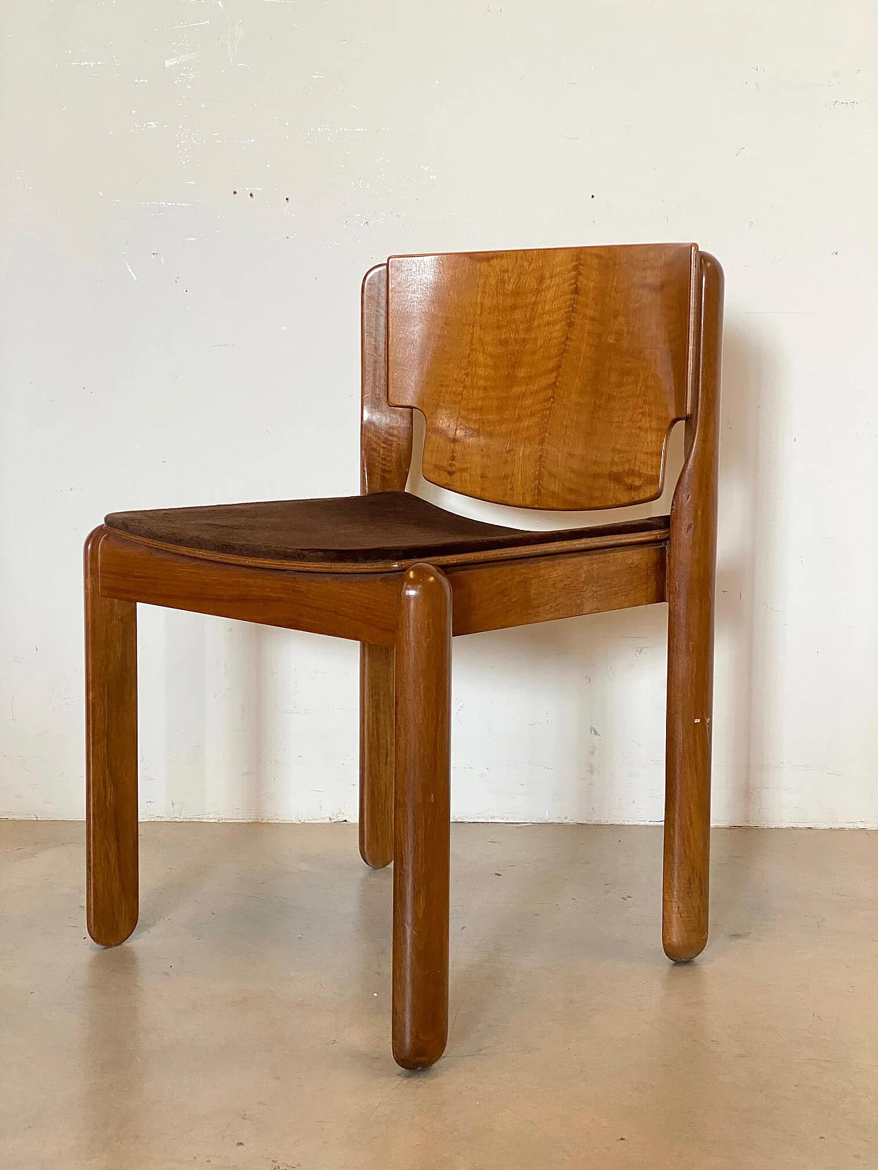 4 Chairs 122 in walnut by Vico Magistretti for Cassina, 1960s 15
