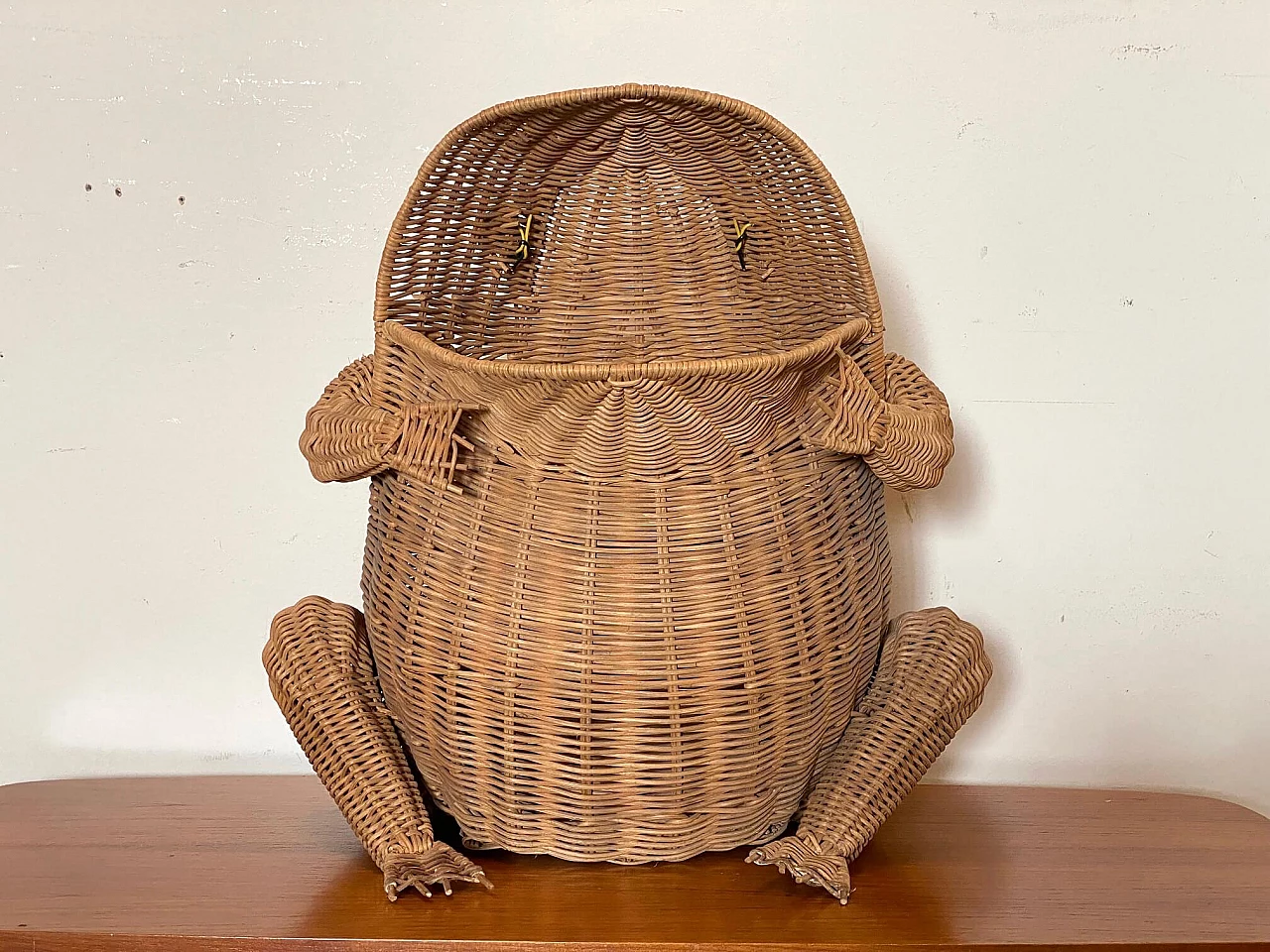 Frog-shaped wicker basket attributed to Olivier Cajan, 1970s 1