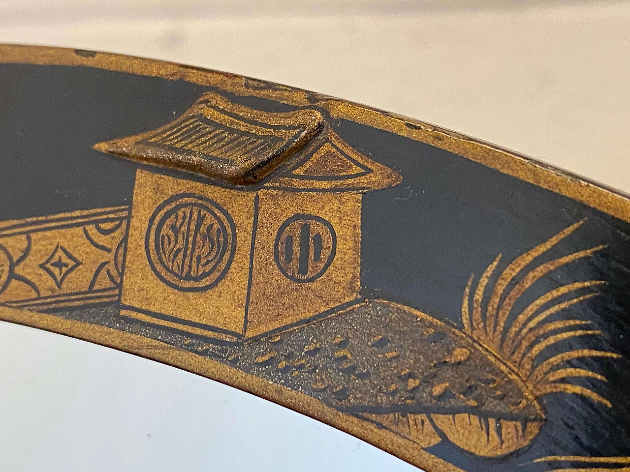 Lacquered wood table mirror decorated in chinoiserie, 1940s 12