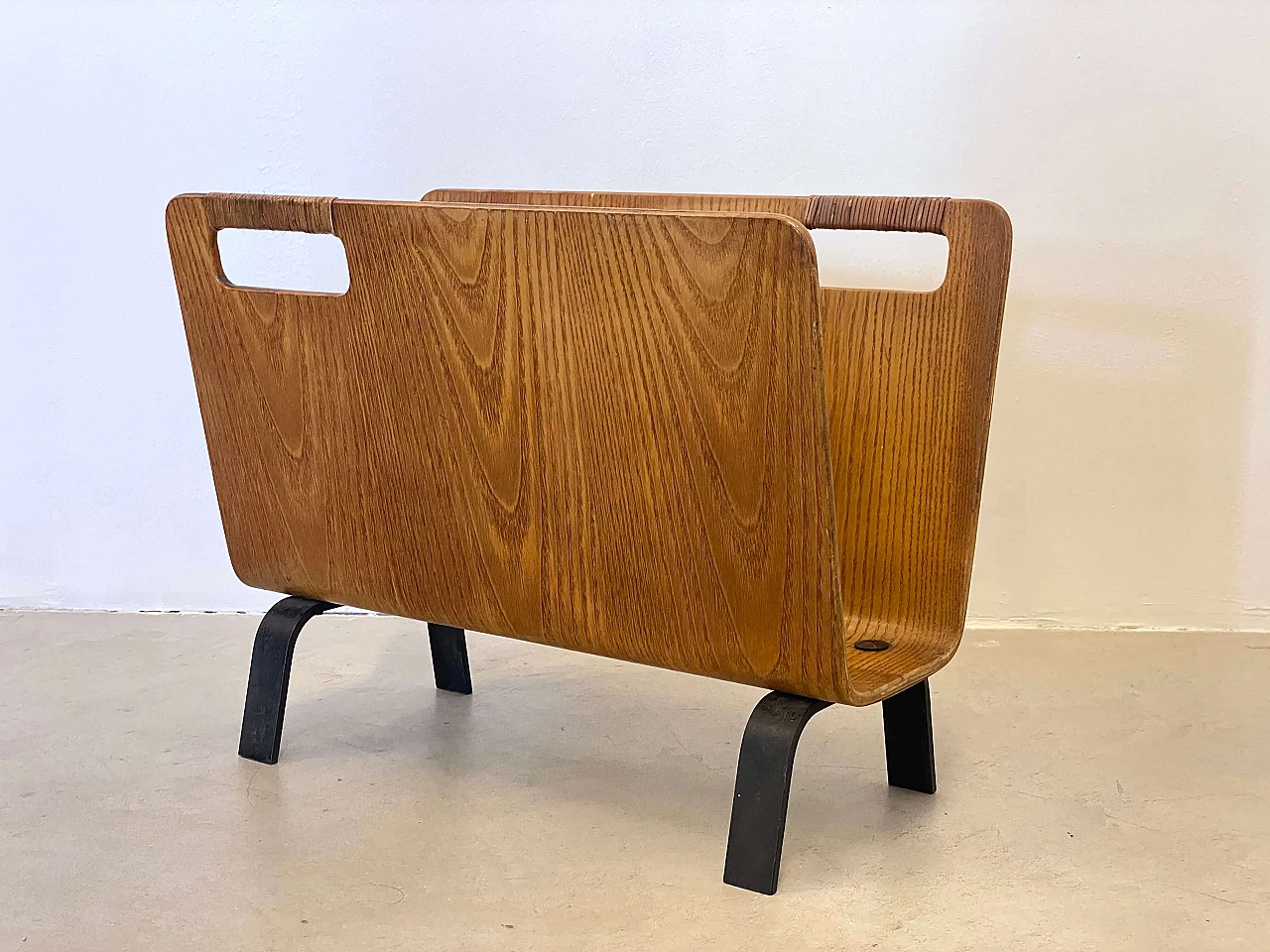 Teak and black lacquered metal magazine rack attributed to Campo & Graffi, 1960s 10