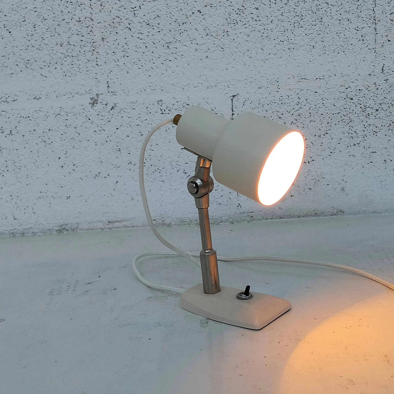 Lampada orientabile in metallo di Stilnovo, anni '60 10