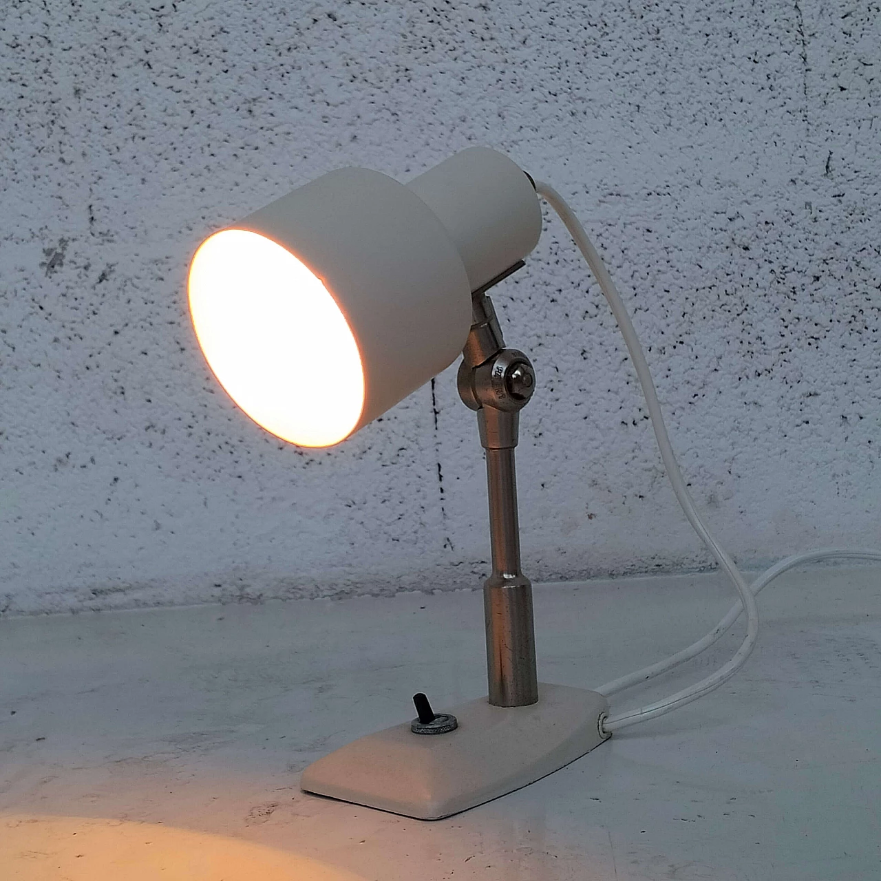 Lampada orientabile in metallo di Stilnovo, anni '60 12
