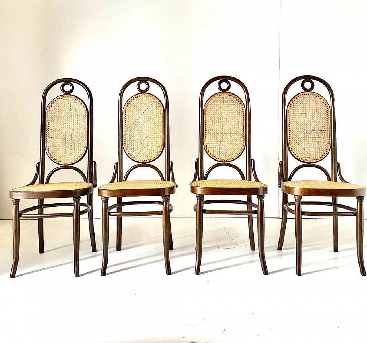 4 Sedie 207 Long John in noce curvato di Thonet, anni '70 6