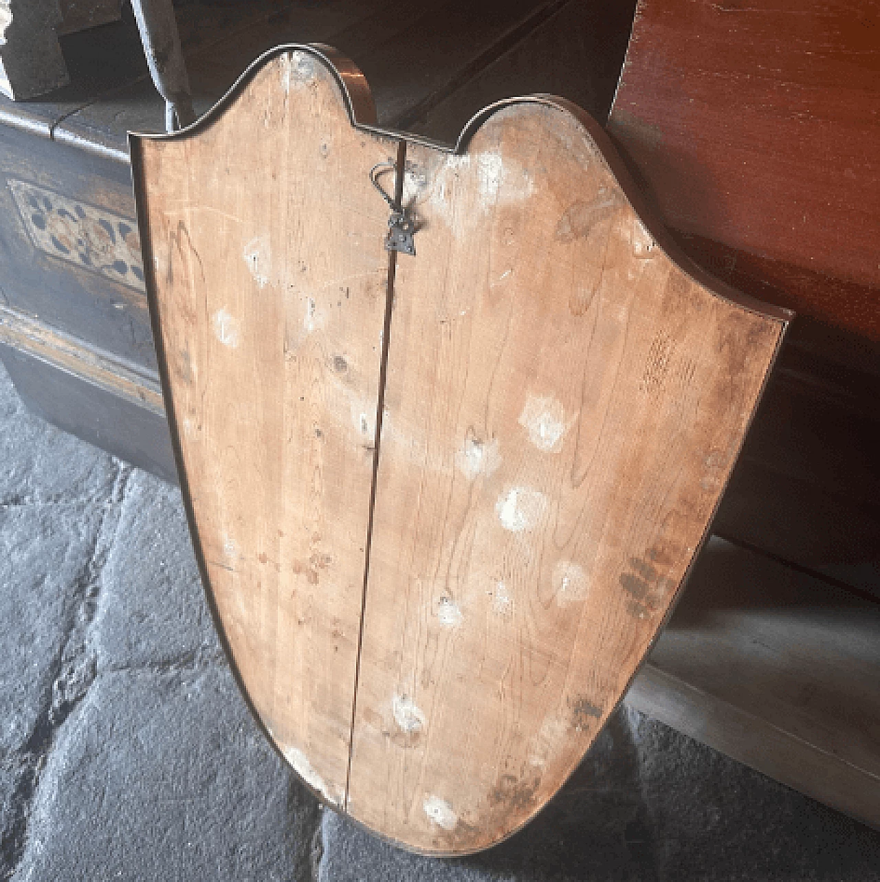 Specchio da parete a scudo in ottone nello stile di Gio Ponti, anni '50 3