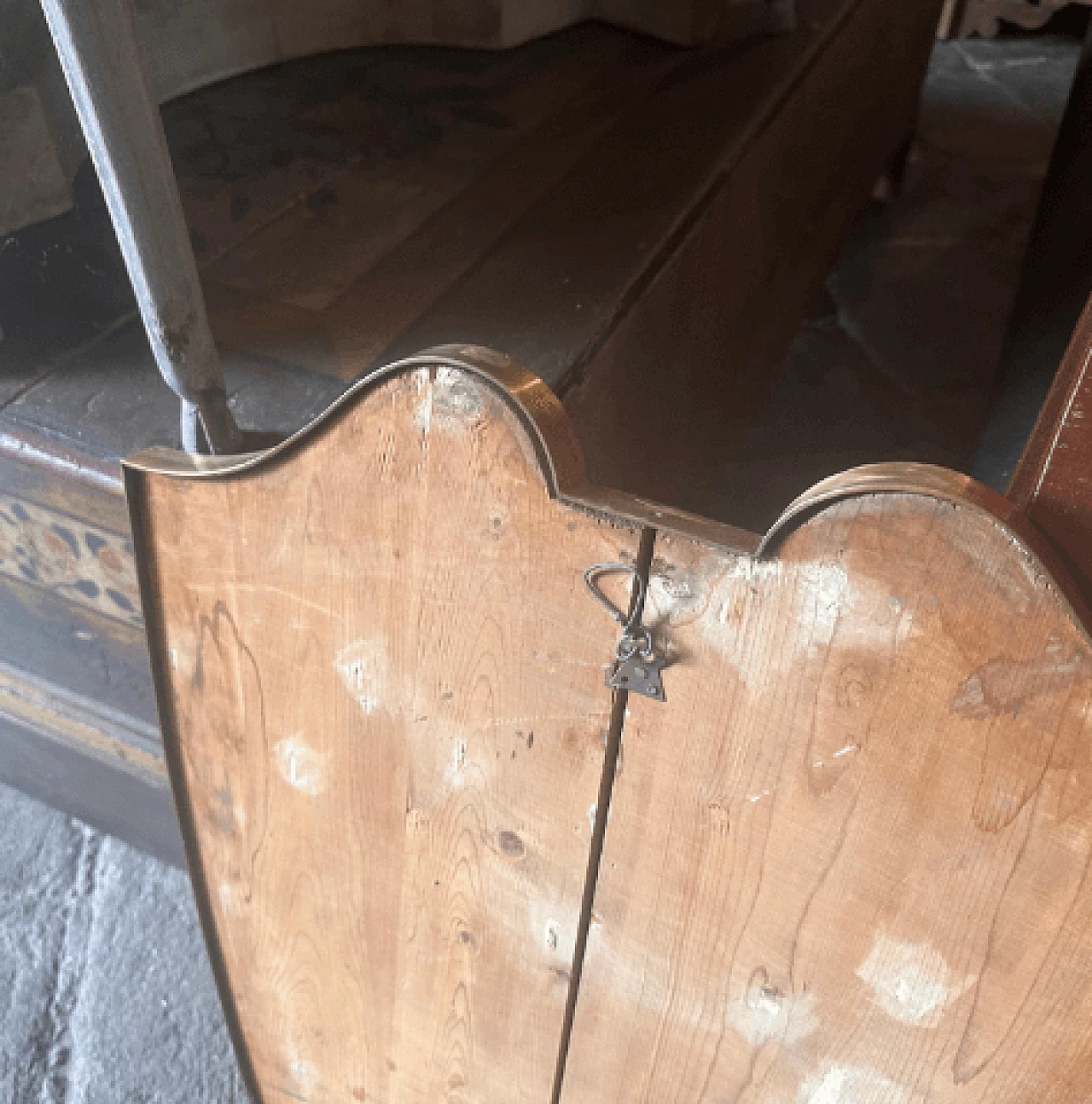 Specchio da parete a scudo in ottone nello stile di Gio Ponti, anni '50 4