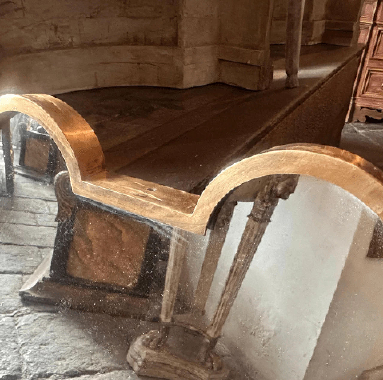 Specchio da parete a scudo in ottone nello stile di Gio Ponti, anni '50 5