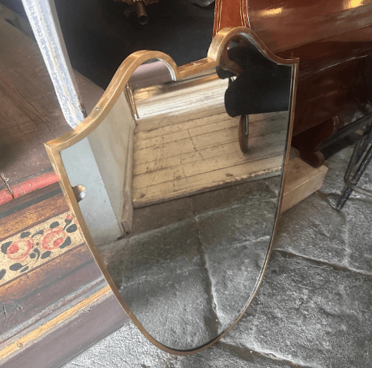 Specchio da parete a scudo in ottone nello stile di Gio Ponti, anni '50 6