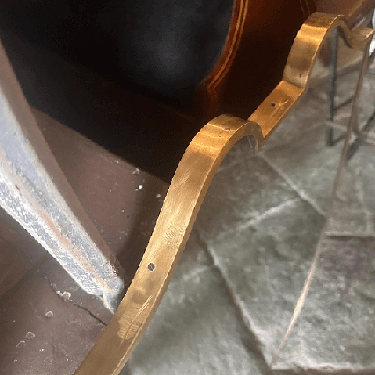 Specchio da parete a scudo in ottone nello stile di Gio Ponti, anni '50 7