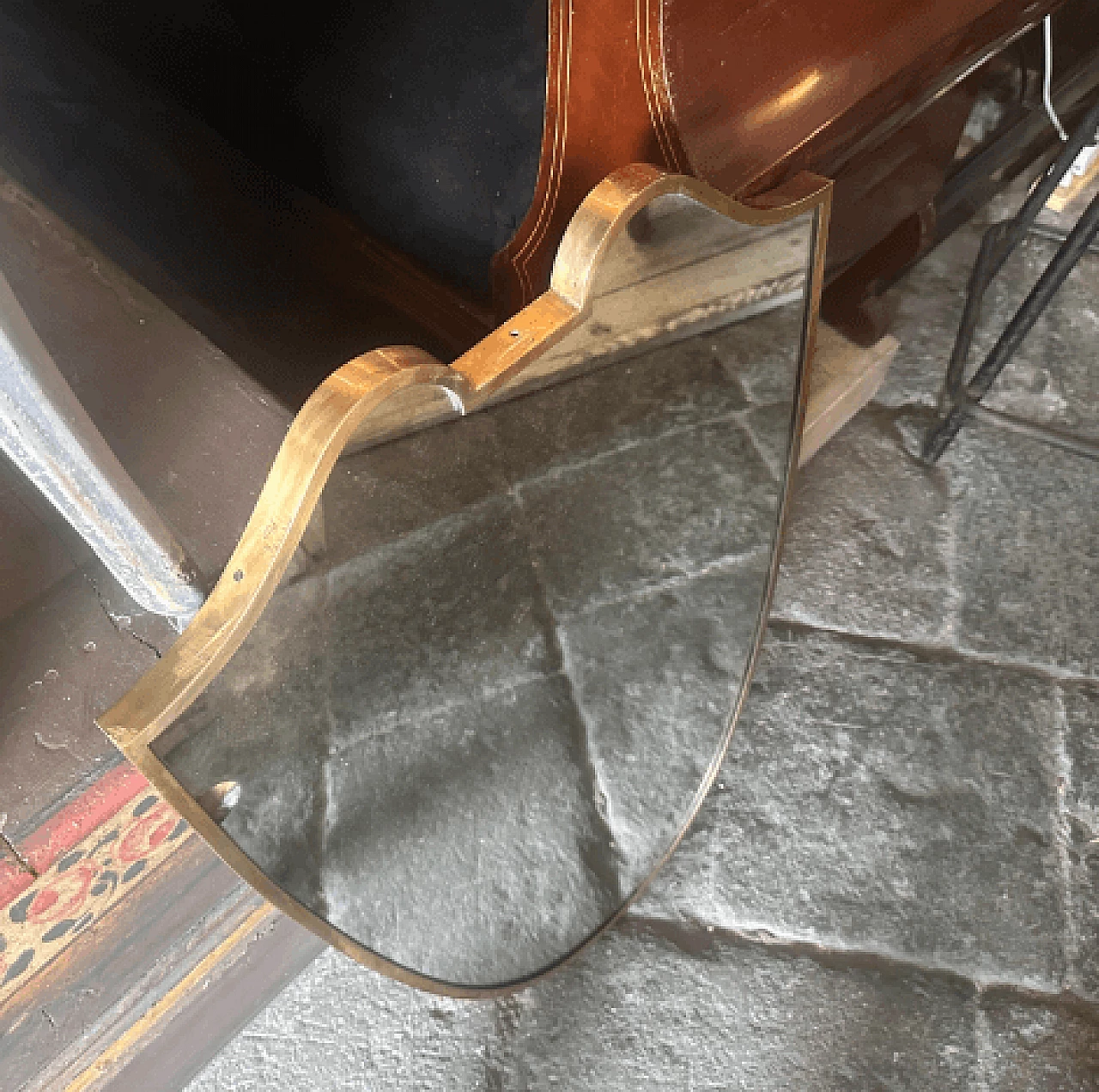 Specchio da parete a scudo in ottone nello stile di Gio Ponti, anni '50 8