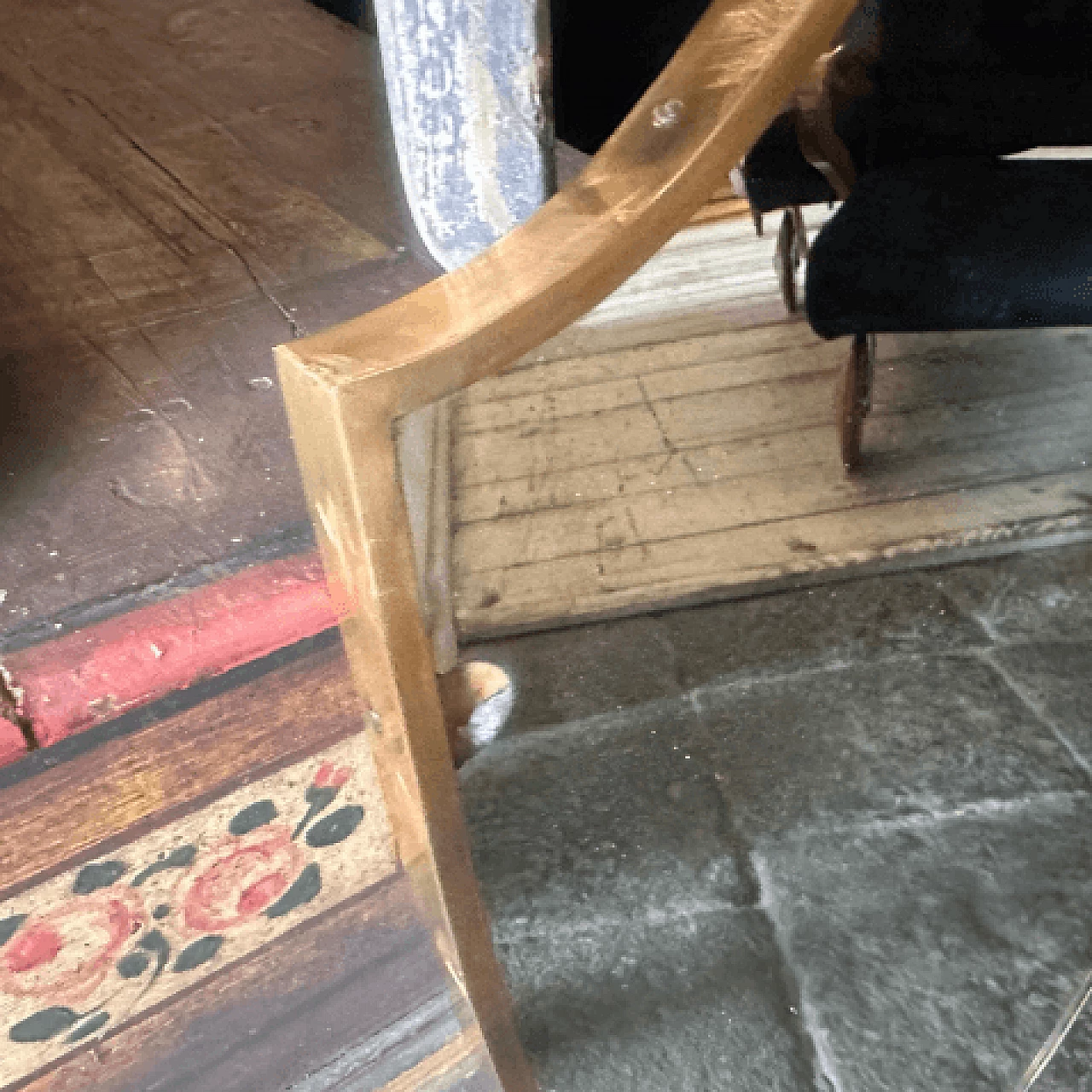 Specchio da parete a scudo in ottone nello stile di Gio Ponti, anni '50 9