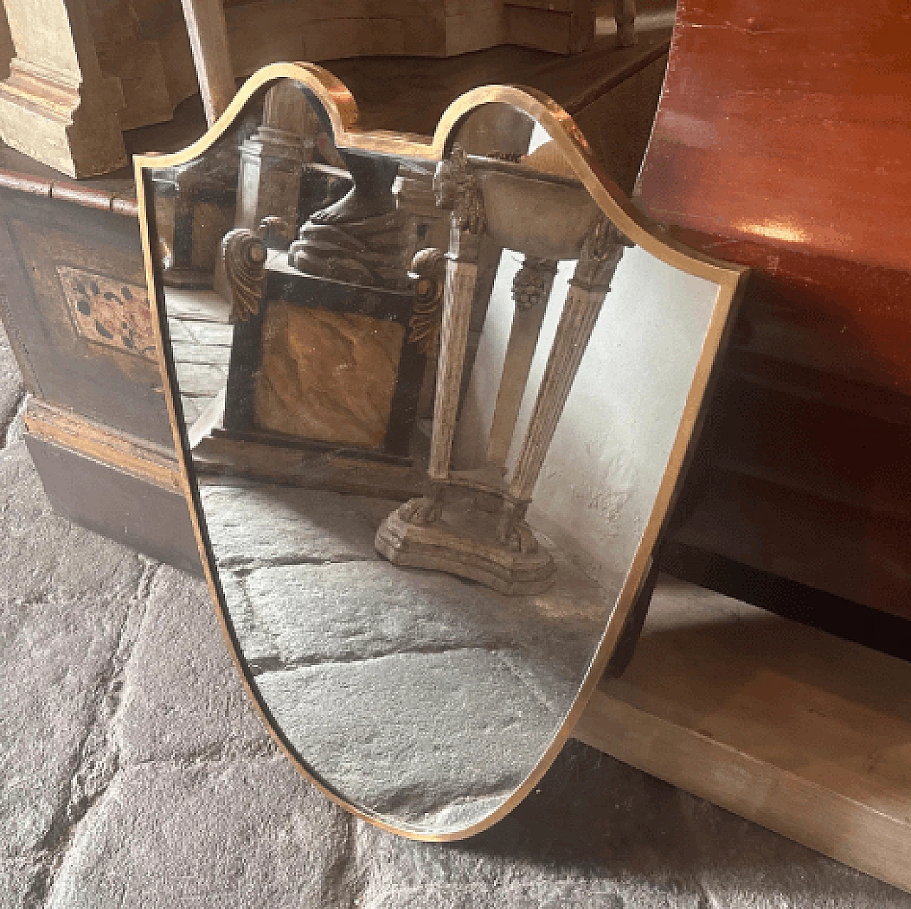 Specchio da parete a scudo in ottone nello stile di Gio Ponti, anni '50 10