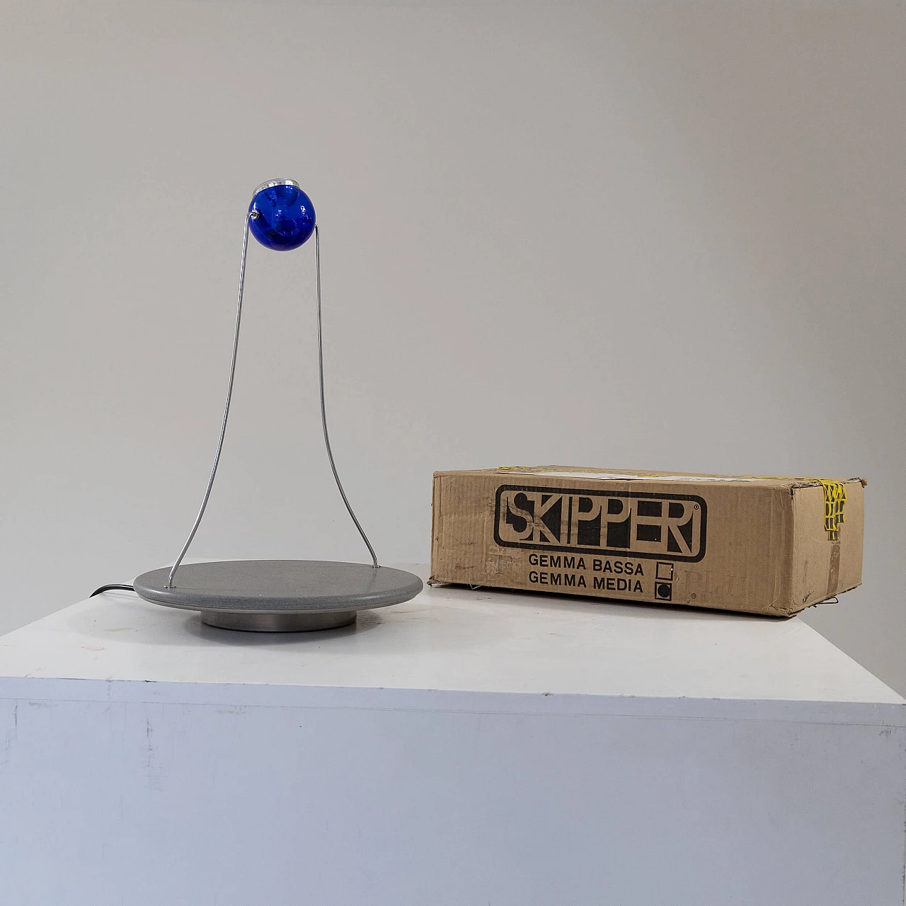Lampada da tavolo Gemma di Skipper in metallo e plexiglass blu, anni '80 1