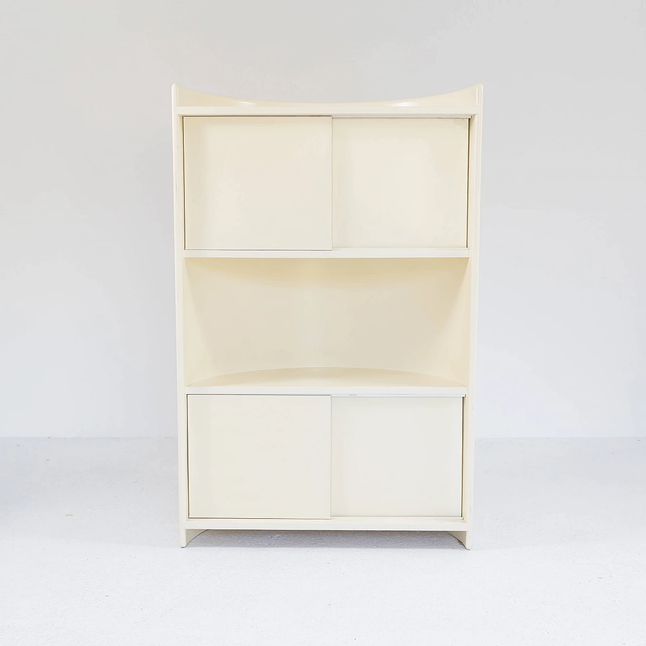 Credenza in legno laccato curvo con ante scorrevoli, anni '70 1