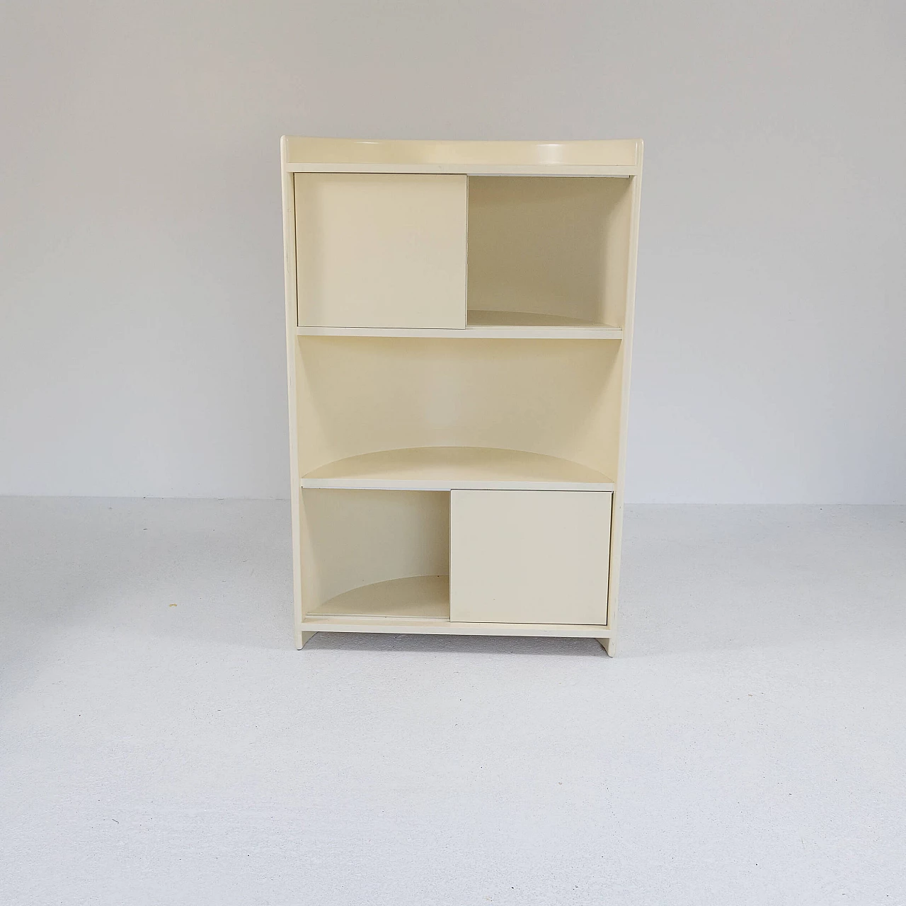 Credenza in legno laccato curvo con ante scorrevoli, anni '70 3