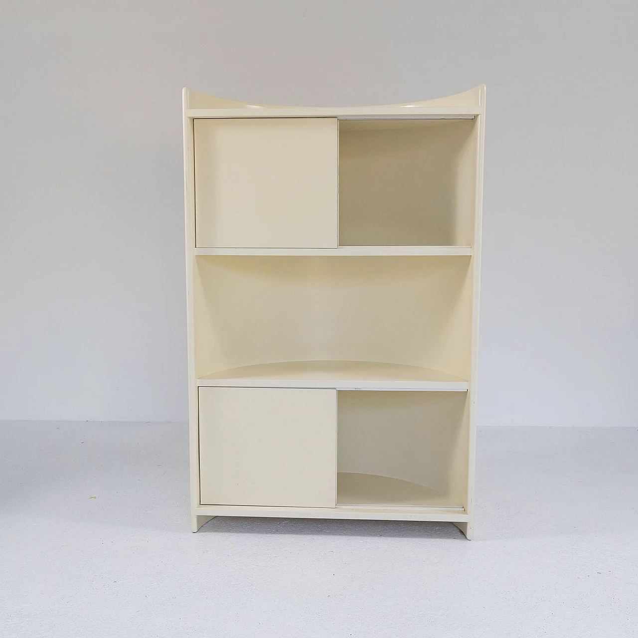 Credenza in legno laccato curvo con ante scorrevoli, anni '70 4