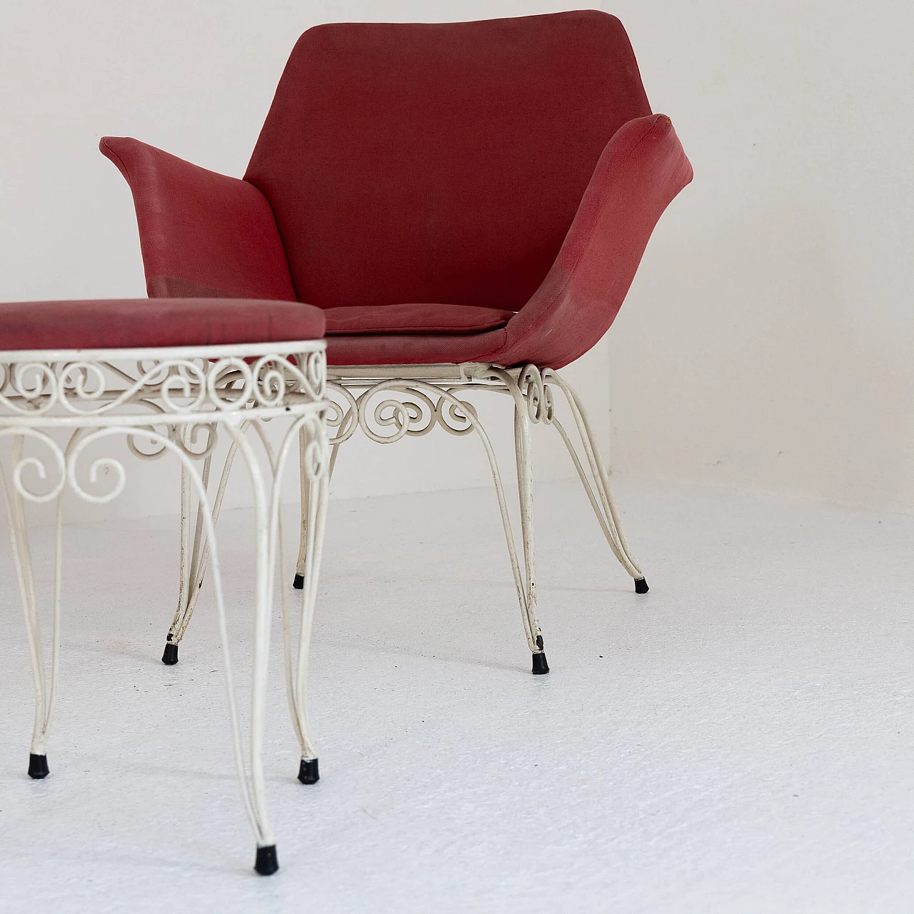 Coppia di poltroncine e pouf in ferro e tessuto, anni '50 8