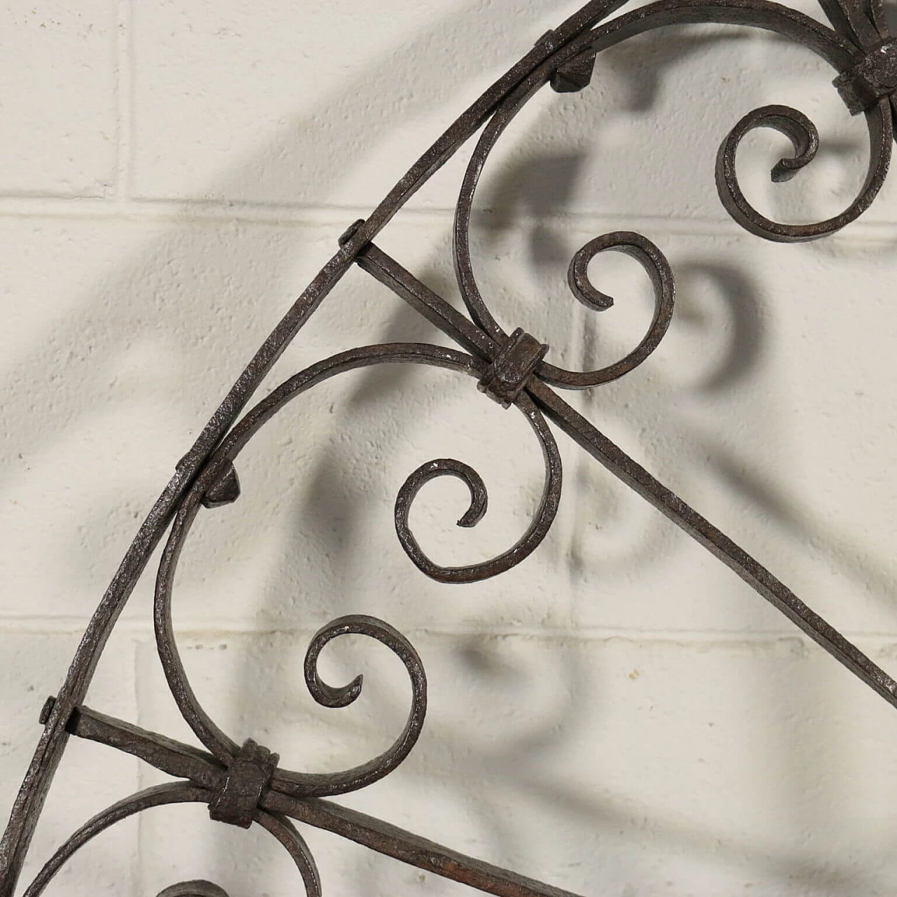 Wrought iron grating, early 17th century 4