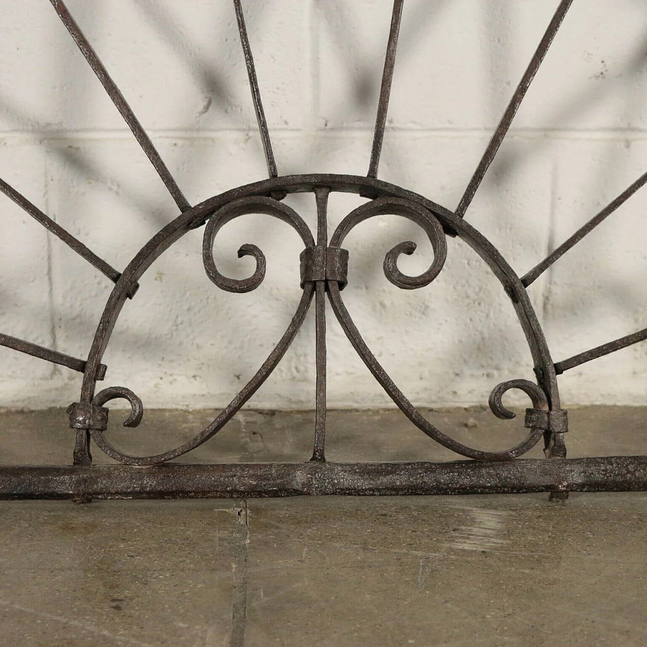 Wrought iron grating, early 17th century 5