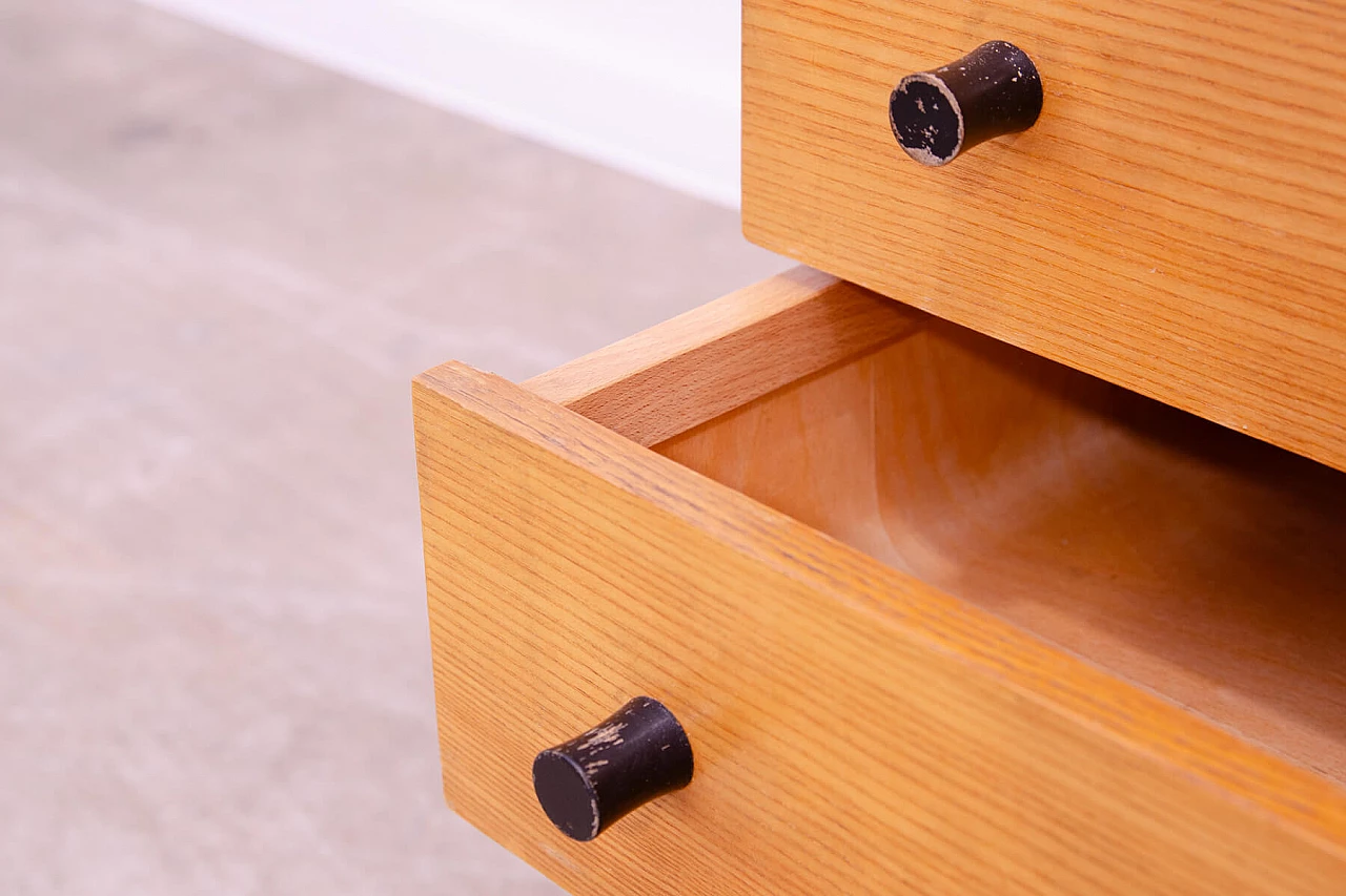 Comodino in faggio e vetro di Mojmír Požár per UP Závody, anni '60 12