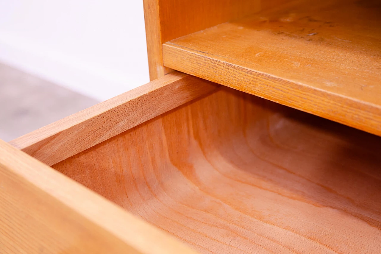 Comodino in faggio e vetro di Mojmír Požár per UP Závody, anni '60 13