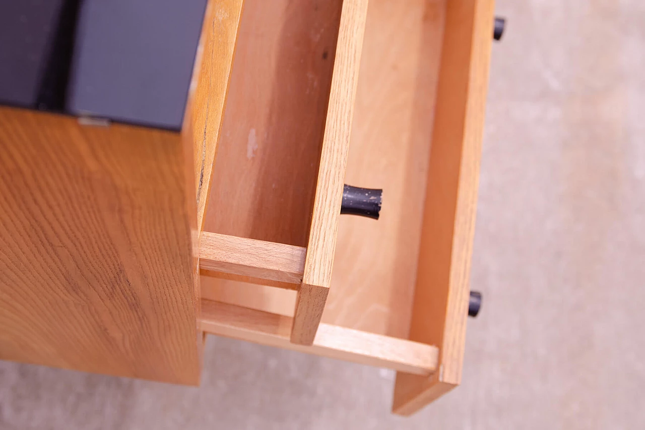 Comodino in faggio e vetro di Mojmír Požár per UP Závody, anni '60 14