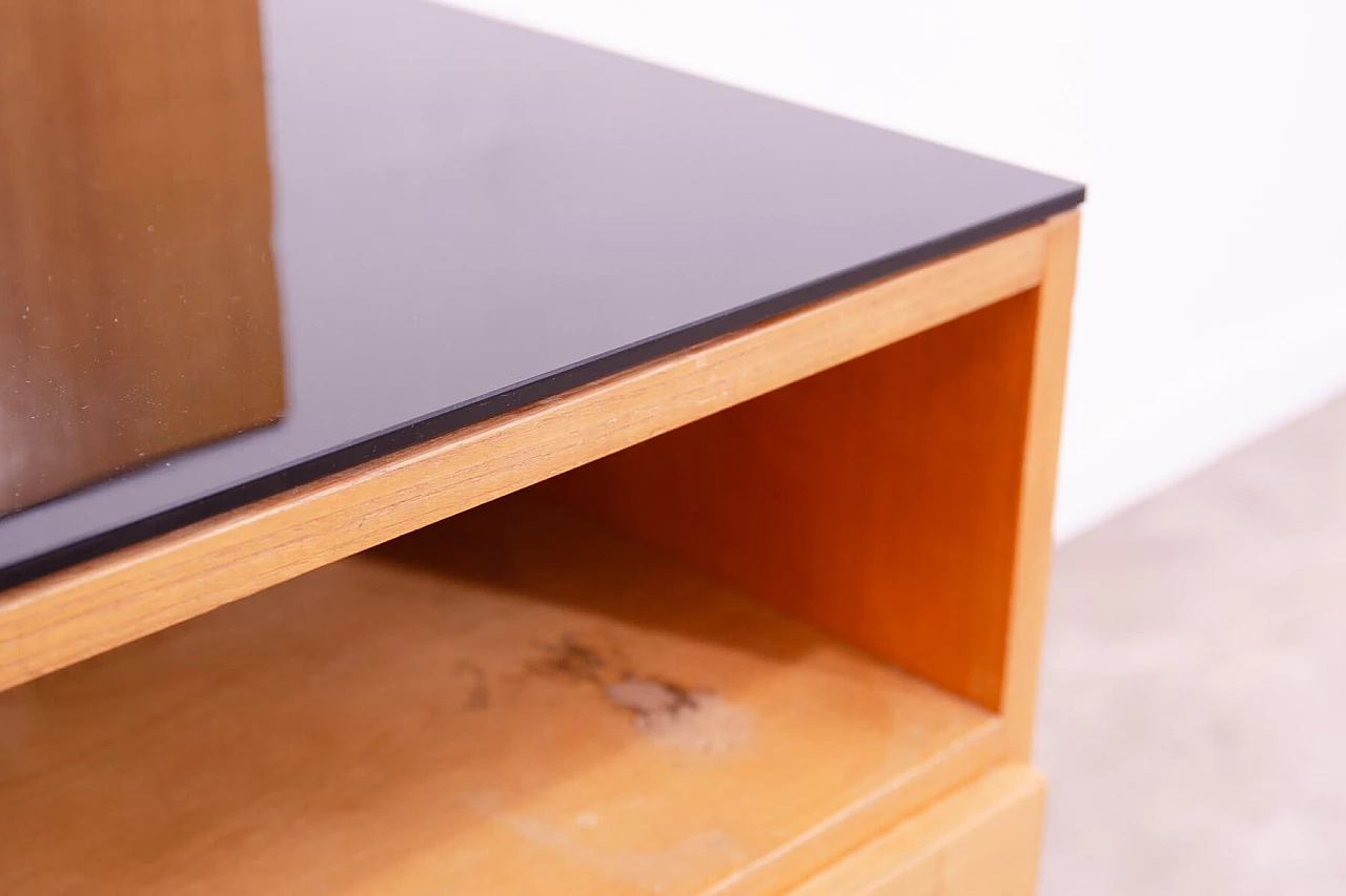 Comodino in faggio e vetro di Mojmír Požár per UP Závody, anni '60 15