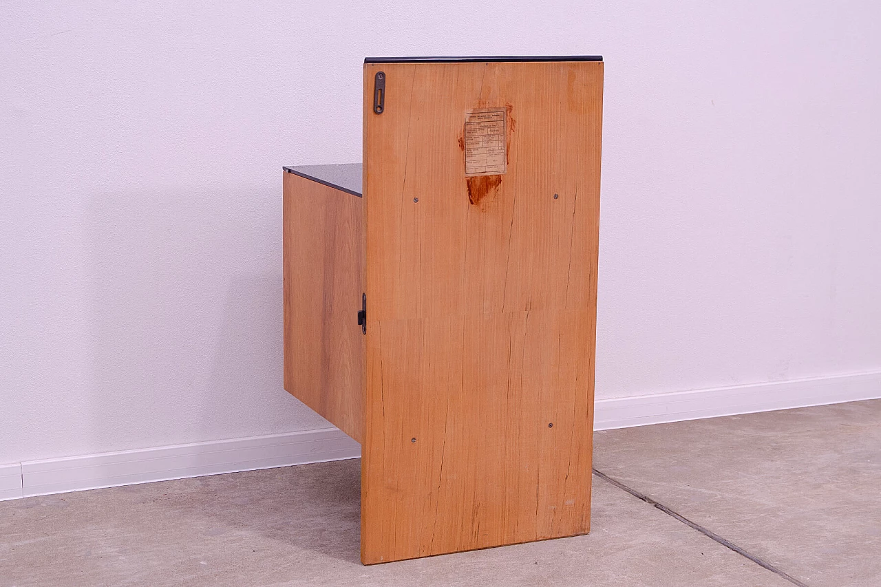 Comodino in faggio e vetro di Mojmír Požár per UP Závody, anni '60 16